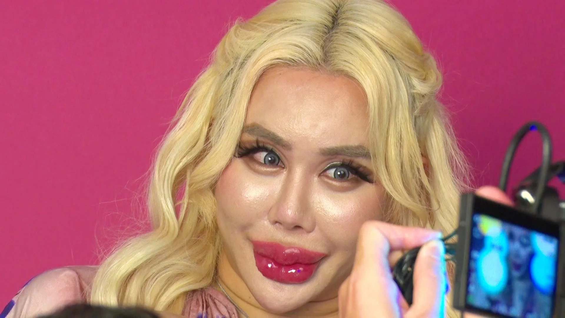 ブロンドヘアと派手なメイクが特徴的な女性(アレン様)が撮影されている様子