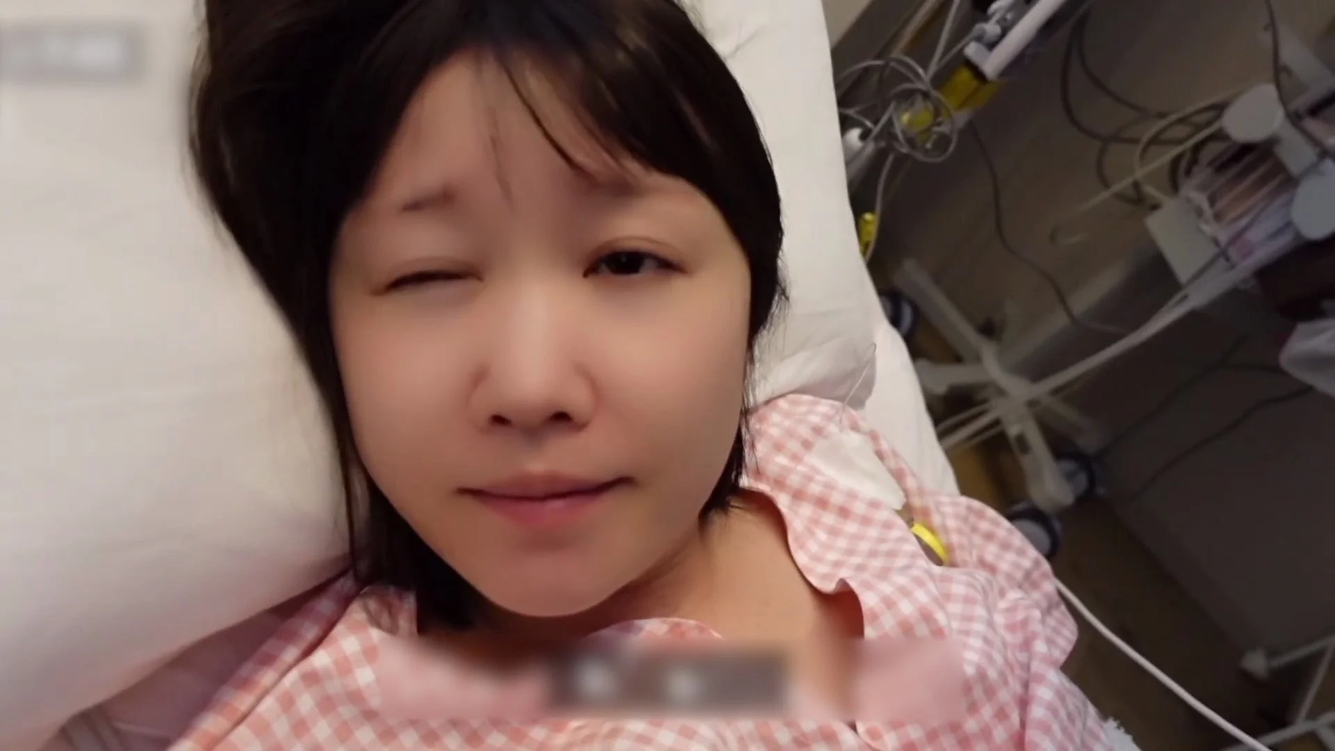 病院のベッドでウィンクする浦野一美さん